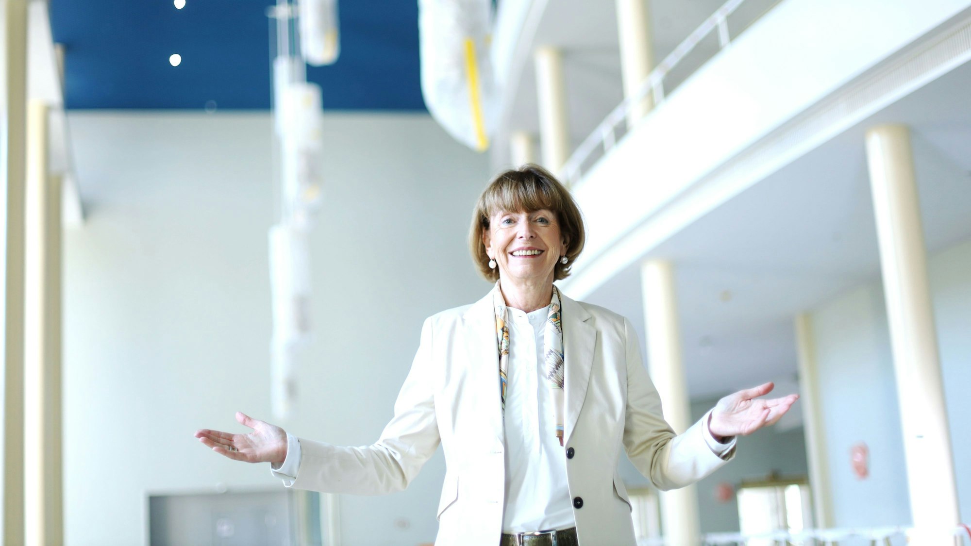 Oberbügermeisterin Henriette Reker steht im Foyer der Oper. (Archivbild)