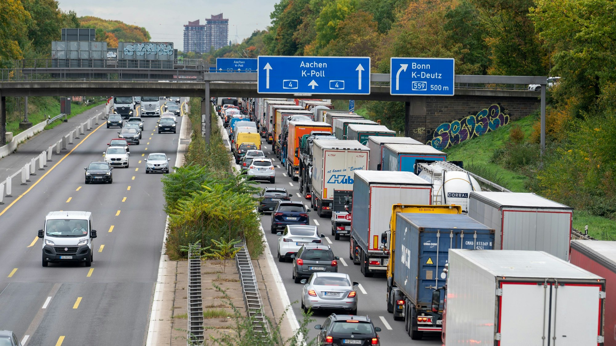13.10.2025, Köln: Auf der A4 hat sich ein langer Stau gebildet. In Fahrtrichtung Aachen staut sich der Verkehr ab dem Heumarer Dreieck. Foto: Uwe Weiser