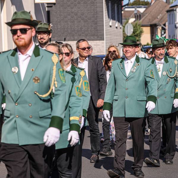 Schützen bei den Feierlichkeiten in Rheindorf.