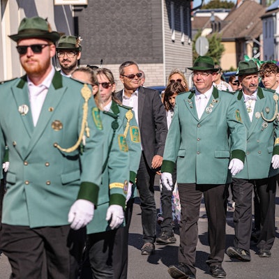 Schützen bei den Feierlichkeiten in Rheindorf.