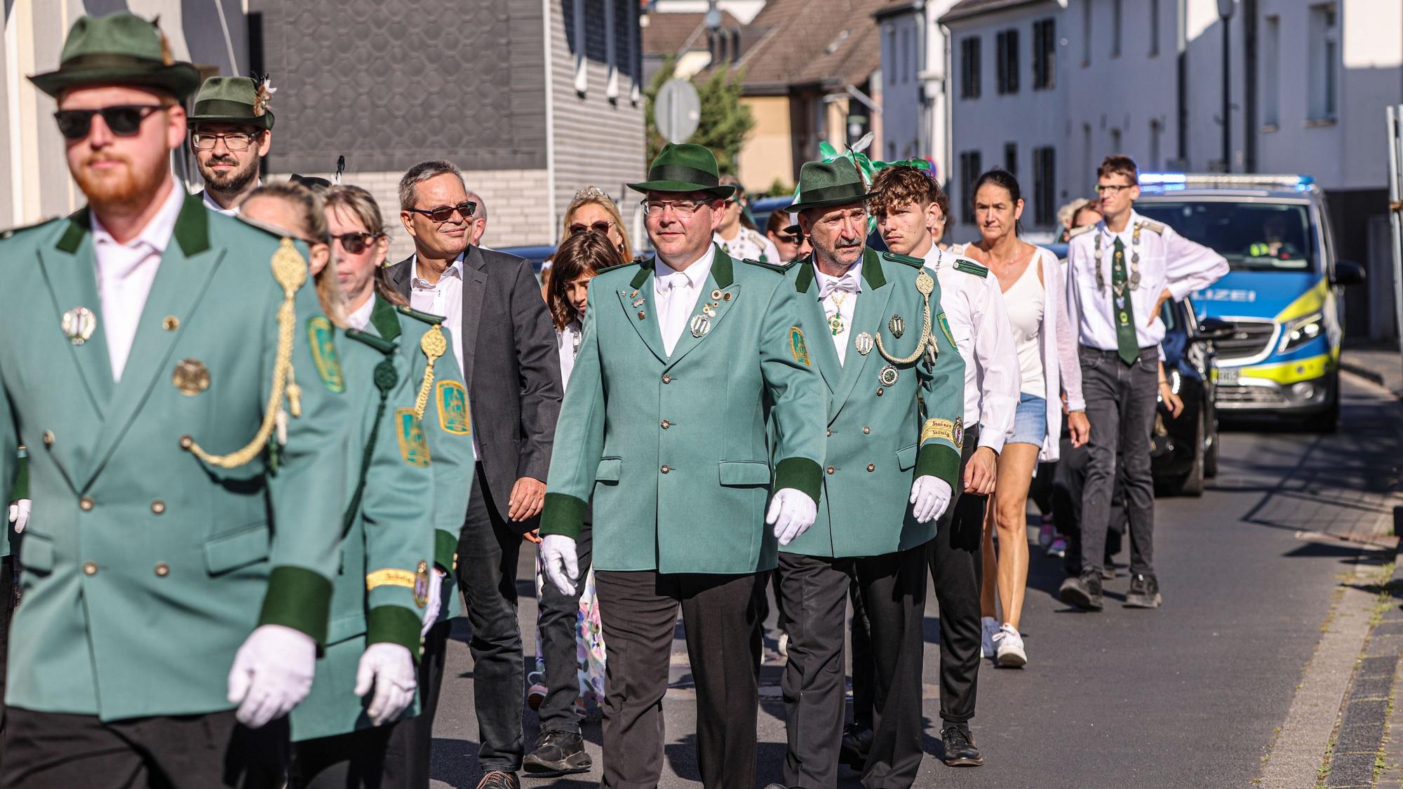 Schützen bei den Feierlichkeiten in Rheindorf.