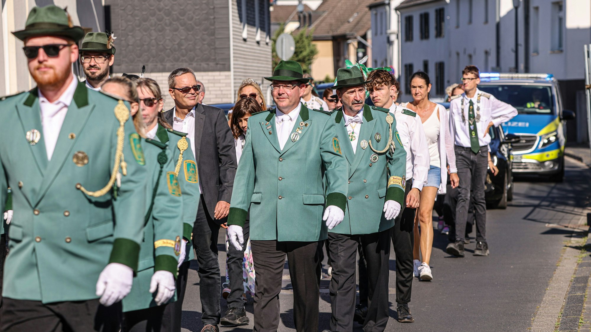 Schützen bei den Feierlichkeiten in Rheindorf.