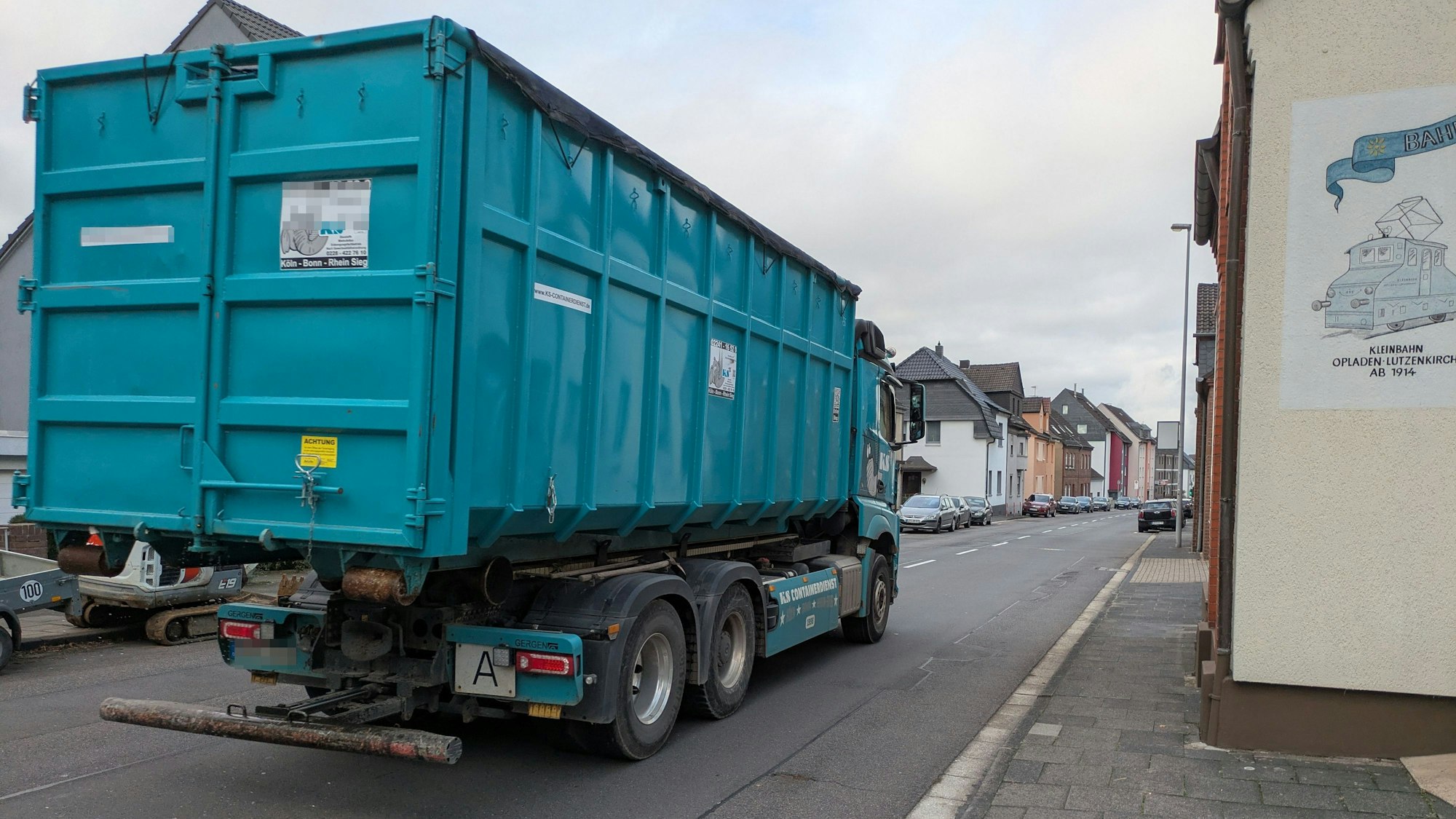 Ein Container-Transporter fährt die Lützenkirchener Straße hinunter.