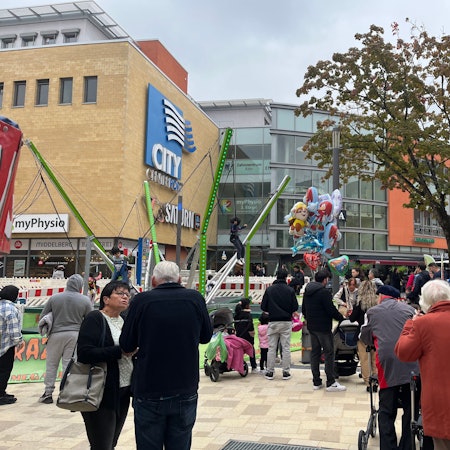 Heitere Markt-Atmosphäre herrschte in der neuen Porzer Fußgängerzone beim ersten Herbstfest.