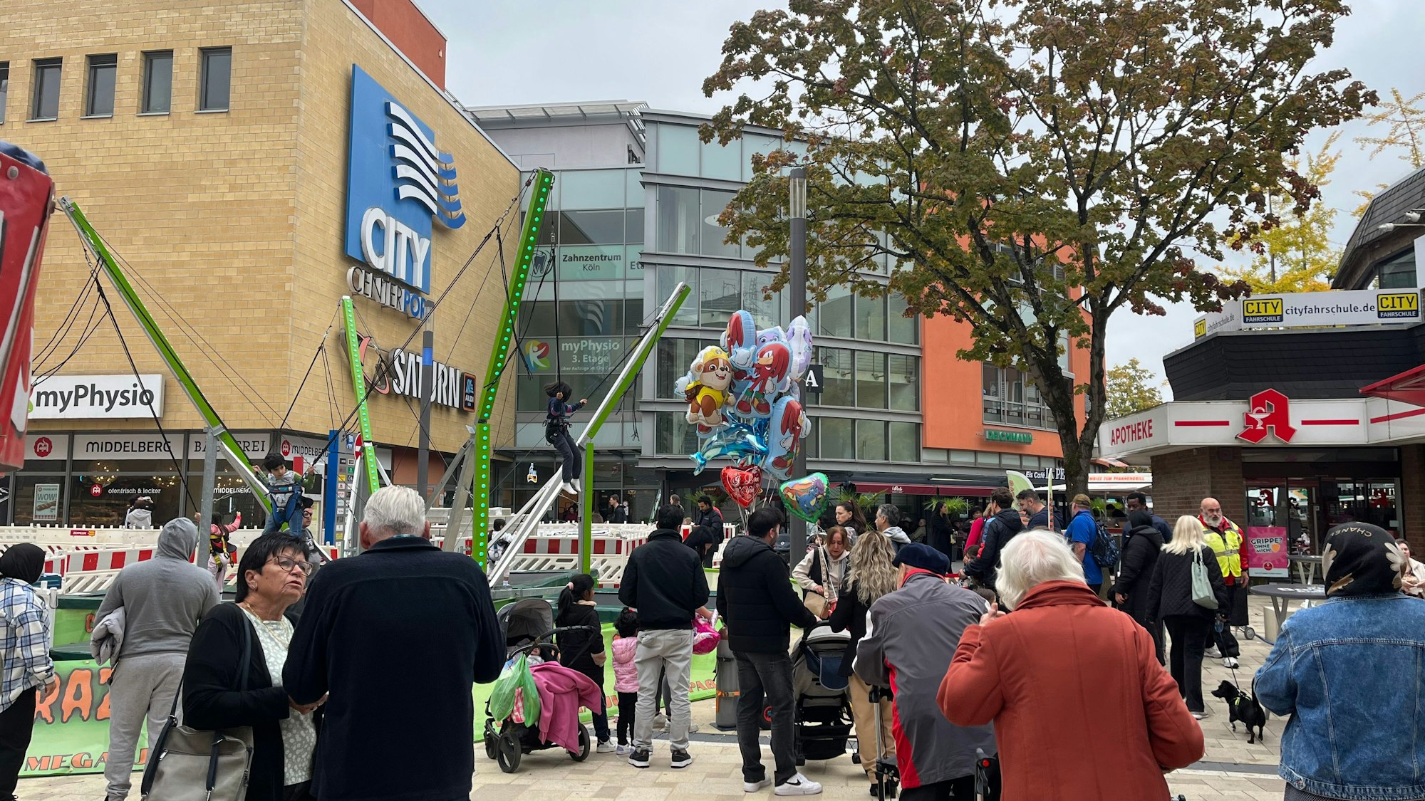Heitere Markt-Atmosphäre herrschte in der neuen Porzer Fußgängerzone beim ersten Herbstfest.