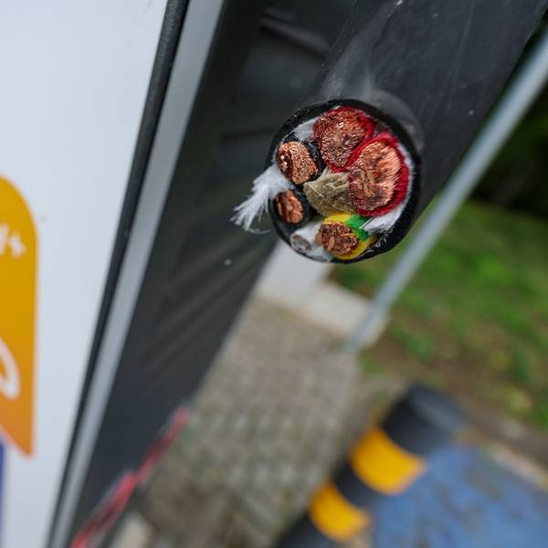 Nach Vandalismus hängen meist nur noch Kabelreste an den Schnellladesäulen.