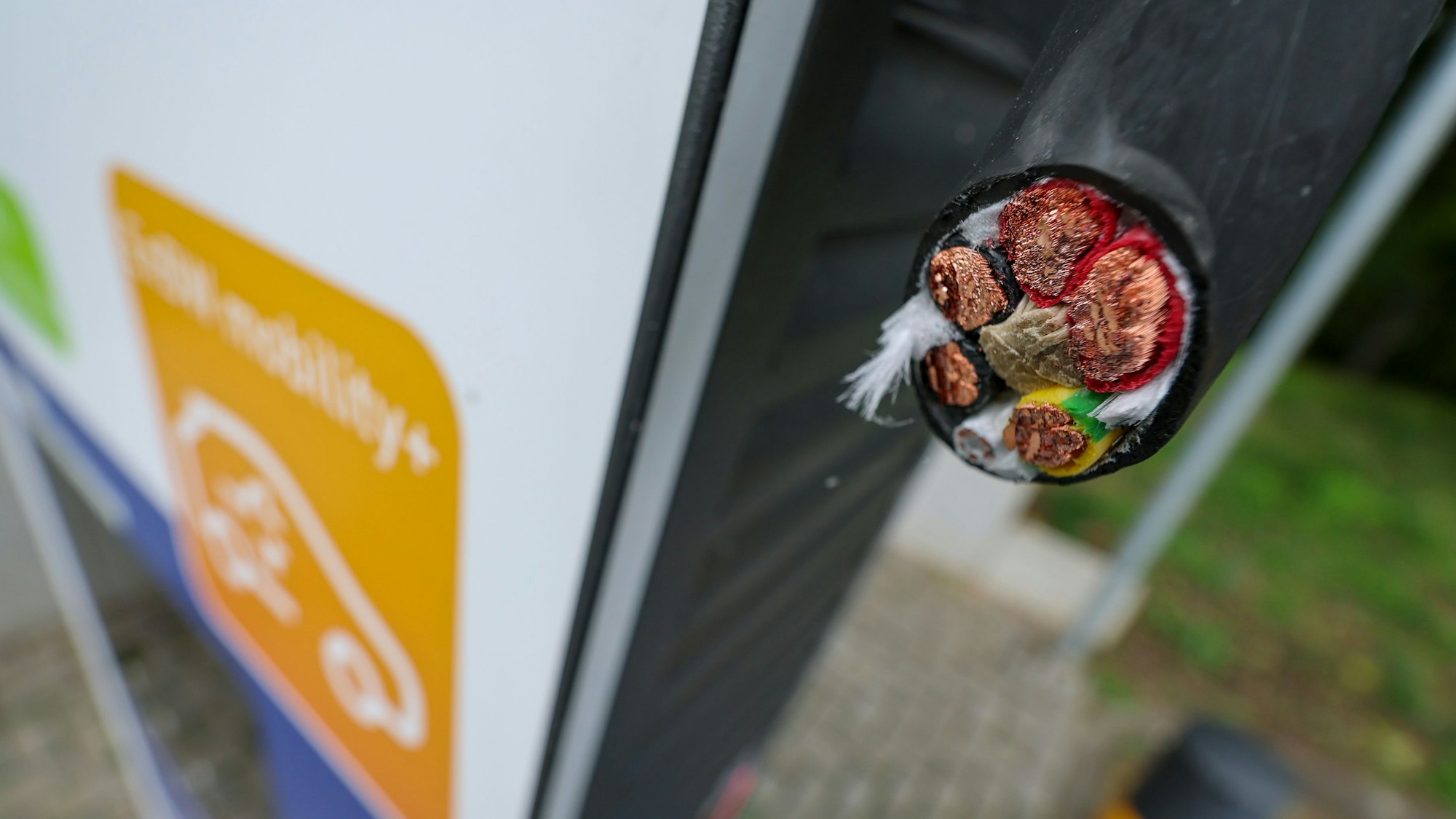 Nach Vandalismus hängen meist nur noch Kabelreste an den Schnellladesäulen.