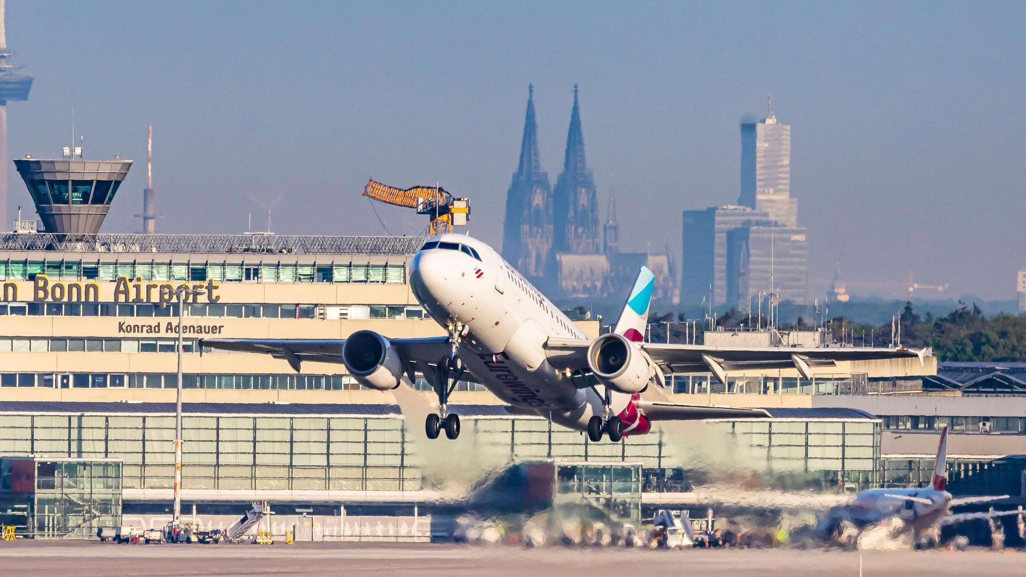 Flughafen Köln Bonn Airport. Flugzeug beim Start.