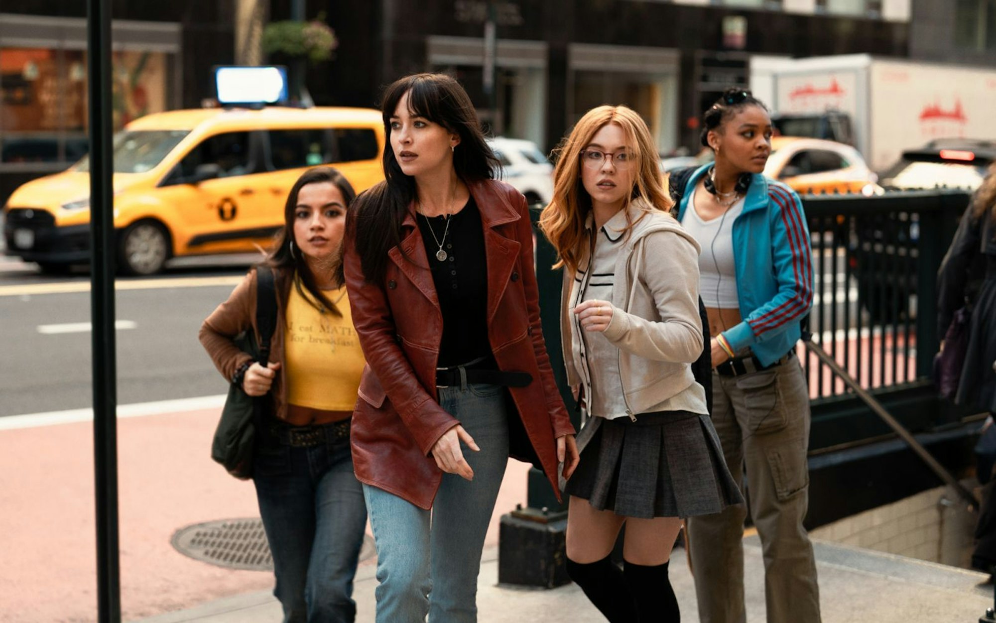 Dakota Johnson (zweite von links) spielt in „Madame Web“ eine Rettungssanitäterin, die nach einer Nahtoderfahrung in die Zukunft sehen kann. Als Madame Web schickt sich Cassandra Webb an, mit Gleichgesinten für das Gute zu kämpfen. (Bild: 2024 CTMG/Sony Pictures)
