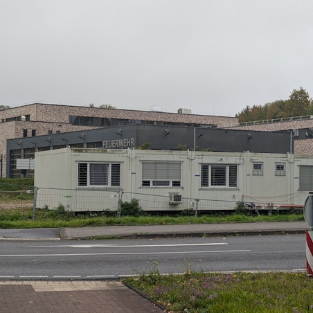Das Foto zeigt die Baucontainer am Hürther Bogen vor der Feuer- und Rettungswache.
