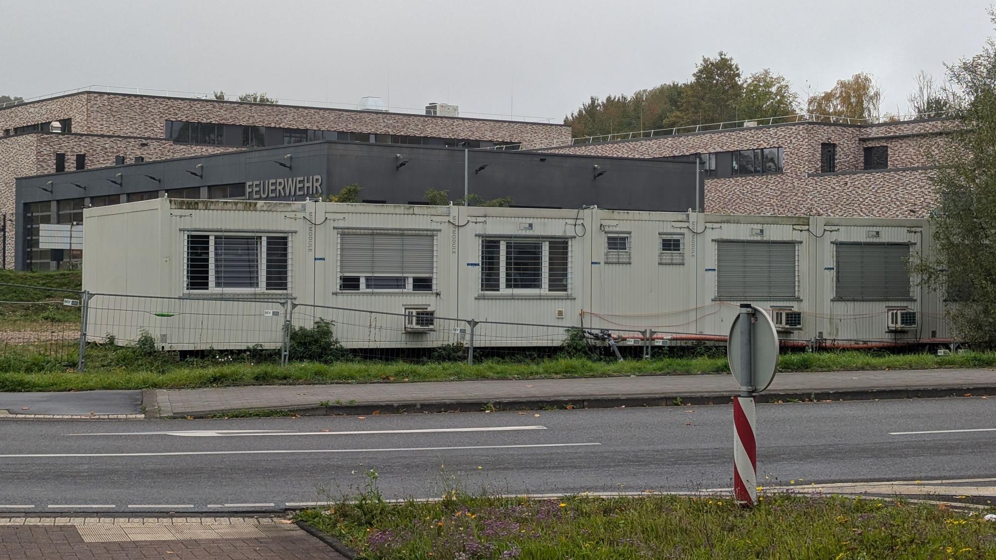 Das Foto zeigt die Baucontainer am Hürther Bogen vor der Feuer- und Rettungswache.