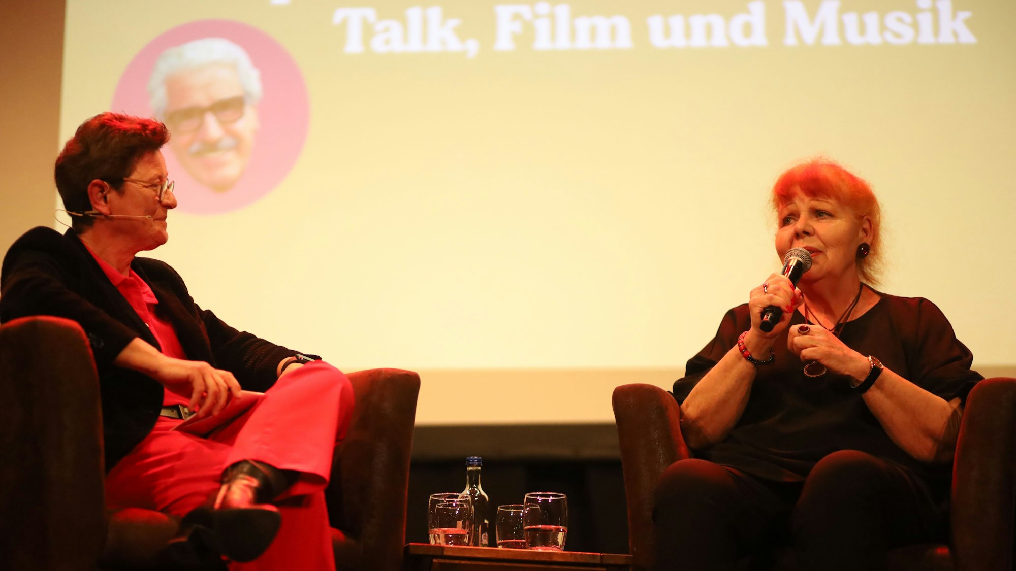 Moderatorin Monika Salchert (l.) und Schauspielerin Samy Orfgen sprachen über den künstlerischen Einfluss von Willy Millowitsch.