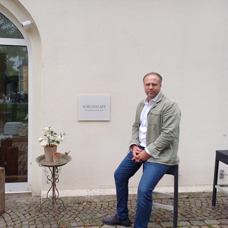 Betreiber Kresimir Kozina steht vor dem Schlosscafé.