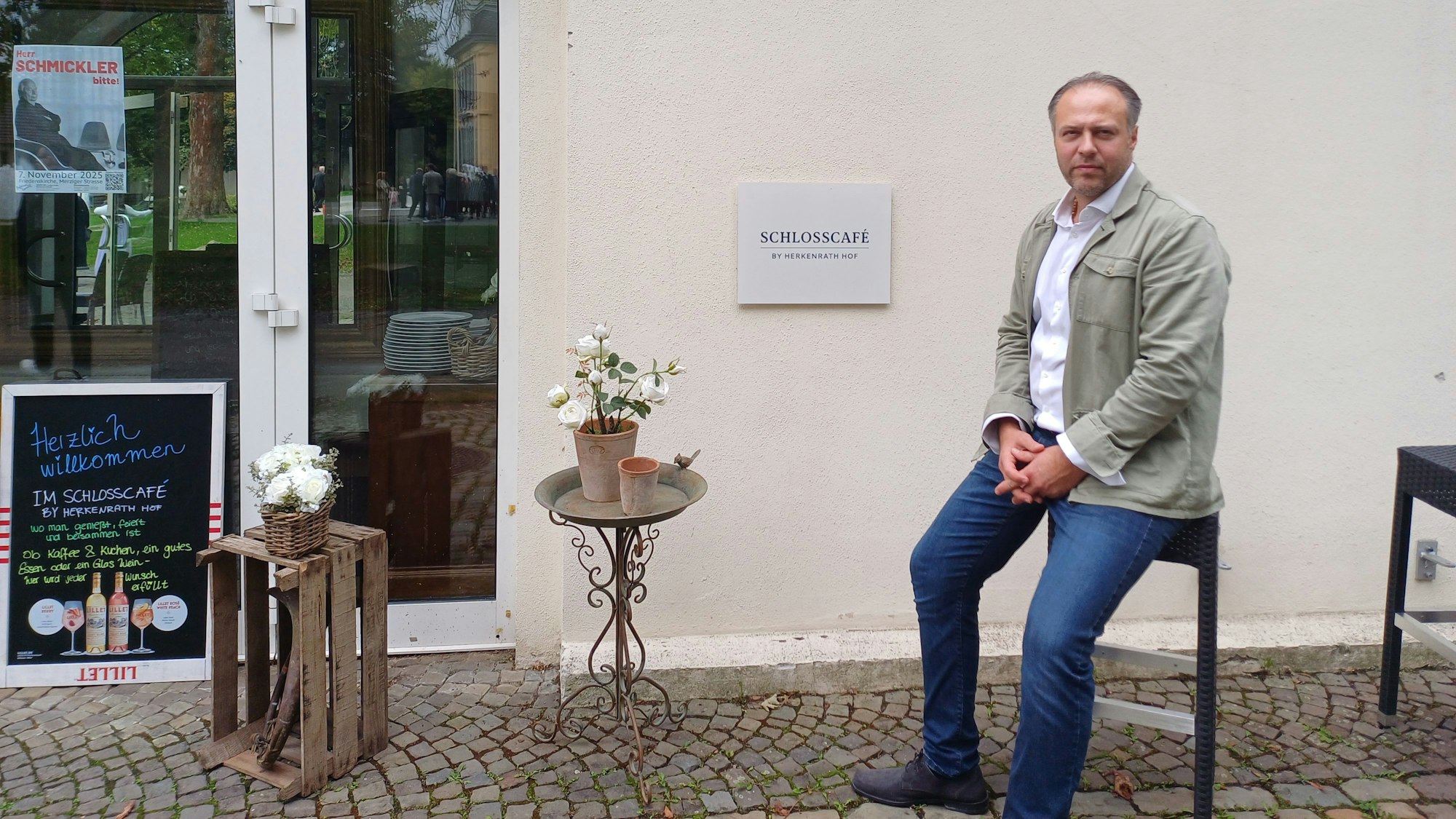 Betreiber Kresimir Kozina steht vor dem Schlosscafé.