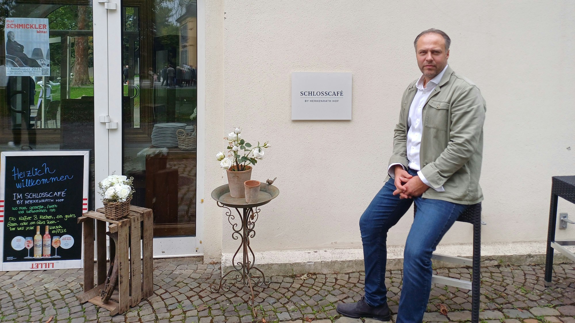 Betreiber Kresimir Kozina steht vor dem Schlosscafé.