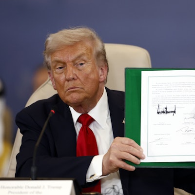 US-Präsident Donald Trump posiert mit dem unterzeichneten Abkommen beim «Gipfel für den Frieden». Foto: Yoan Valat/Pool EPA/AP/dpa