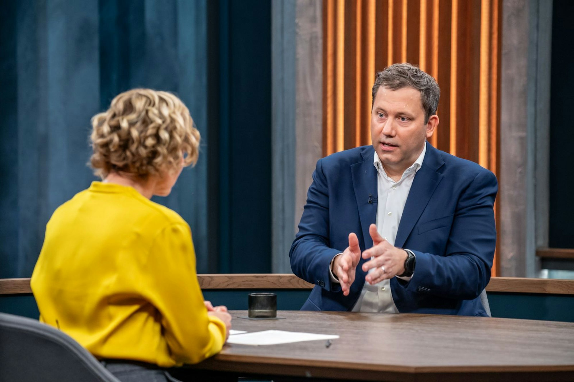 Lars Klingbeil lobt die außenpolitischen Verdienste von Donald Trump. Gleichzeitig bereiten ihm die innenpolitischen Entwicklungen in den USA Sorgen. (Bild: ARD/Thomas Ernst)