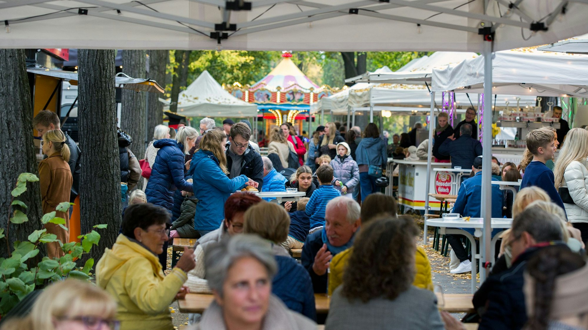 Das Lindenthaler Herbstfest auf dem Karl-Schwering-Platz.