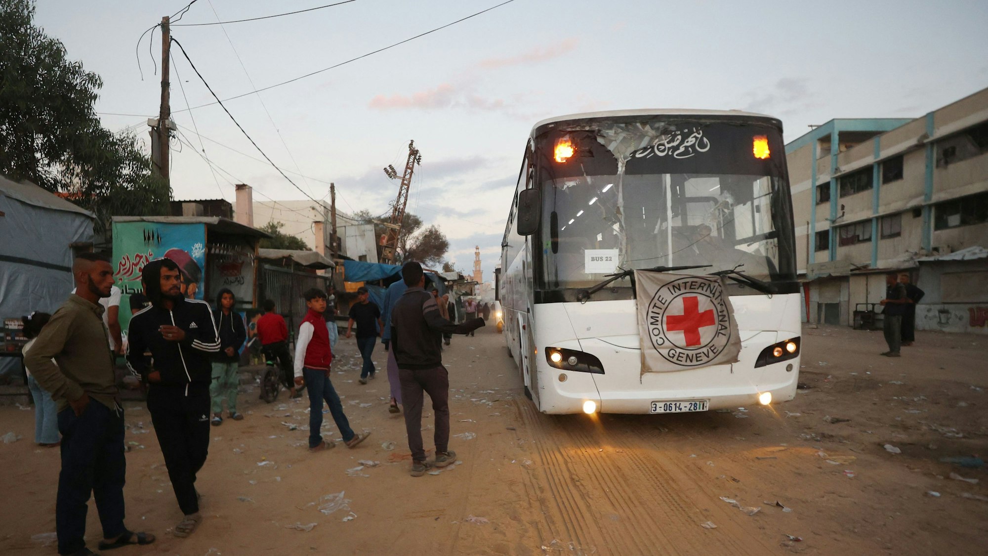 Mit Hilfe des Rotes Kreuzes, hier ein Bus am Montagmorgen im Gazastreifen, wird die Übergabe der Geiseln durchgeführt.