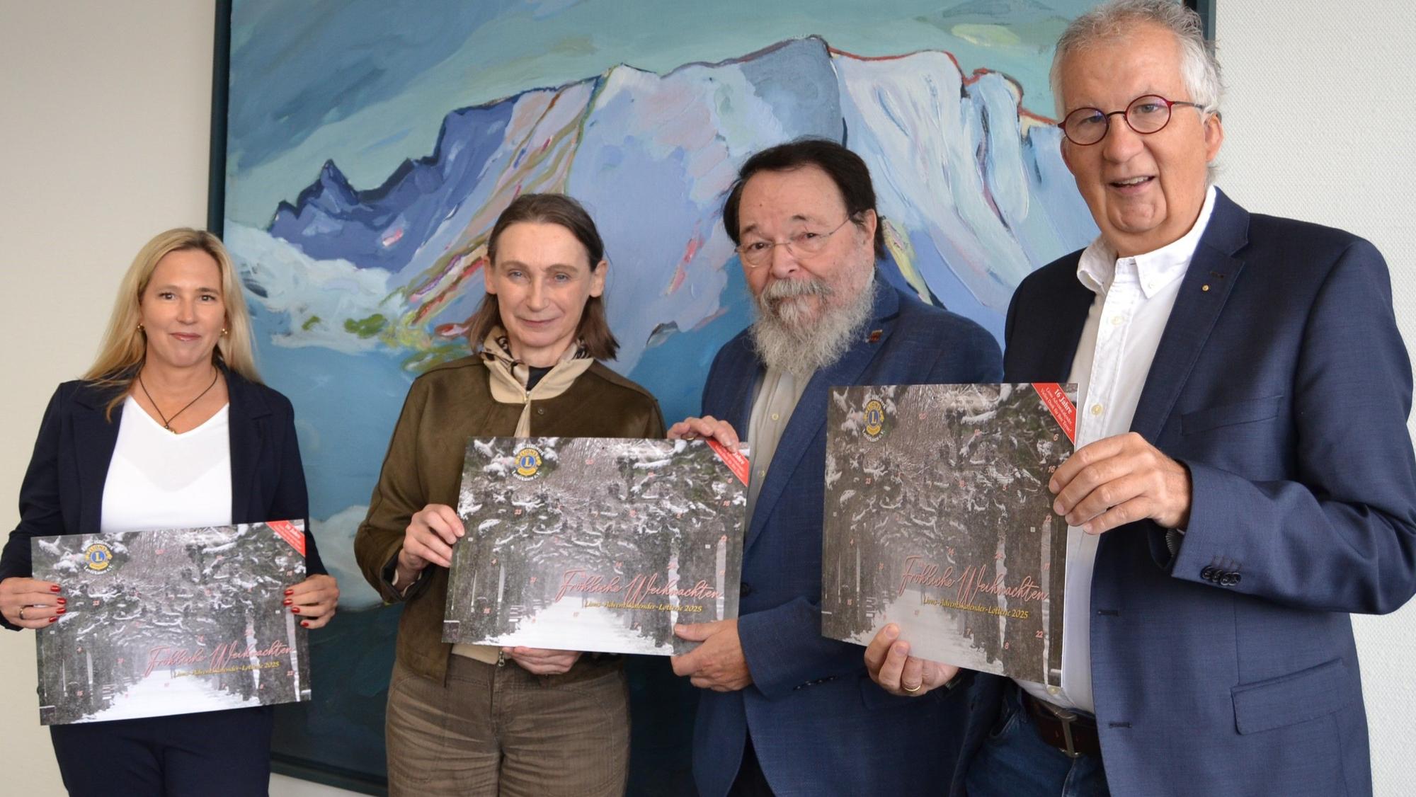 Steffi Schütze, Sabine Stausberg und Wolfgang Gehrmann übergeben Bernhard Marewski den Lions-Club-Kalender.