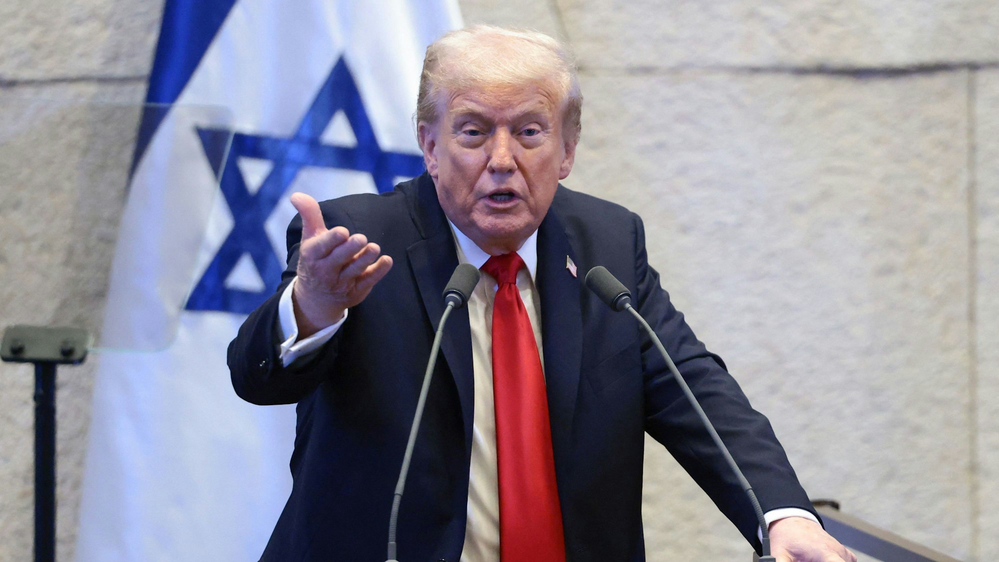 Das Bild zeigt US-Präsident Donald Trump bei seiner Rede vor der Knesset. Foto: Evelyn Hockstein/AFP