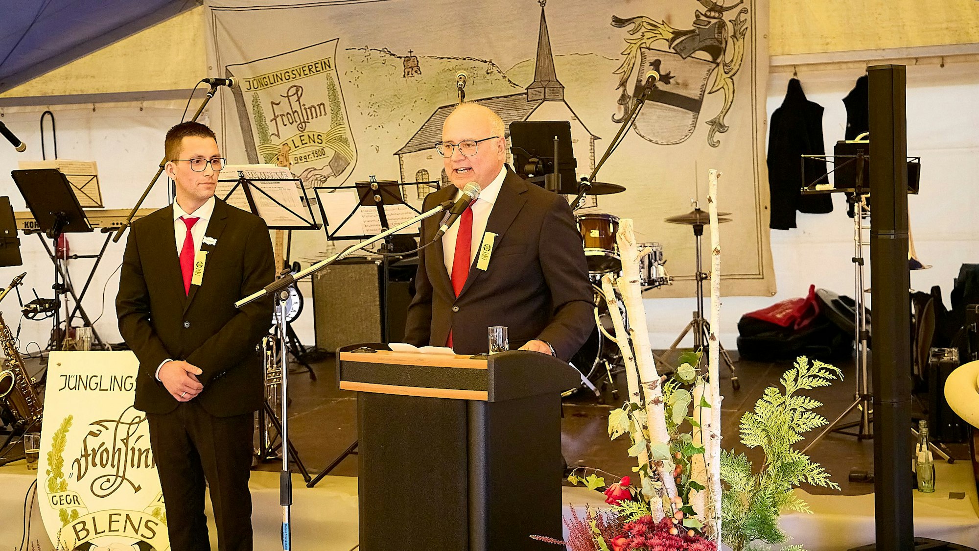 Bürgermeister Jochen Weiler ist auch Mitglied des Jünglingsvereins. Er sprach bei der Feierstunde zum Jubiläum hinter einem Rednerpult, links neben ihm stand Roman Adams, der Vorsitzende.