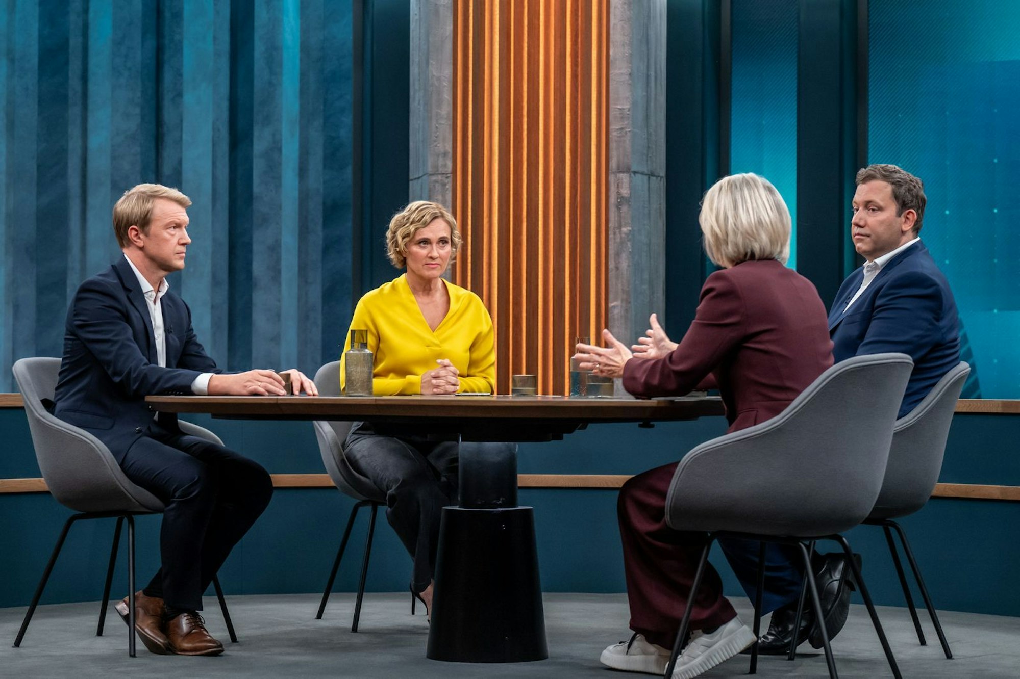 Caren Miosga (zweite von links) diskutierte mit (von rechts) dem Leiter des ARD-Hauptstadtstudios Markus Preiß, der Wirtschaftsexpertin Monika Schnitzer und Vizekanzler Lars Klingbeil vor allem über finanzpolitische Fragen. (Bild: ARD/Thomas Ernst)