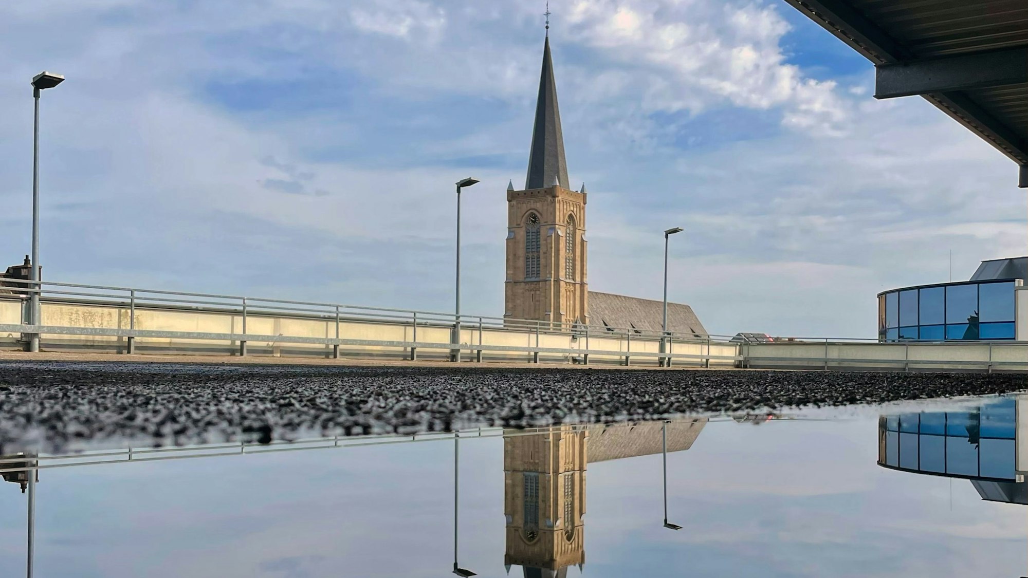 Das Bild zeigt die Herz-Jesu-Kirche in Euskirchen.