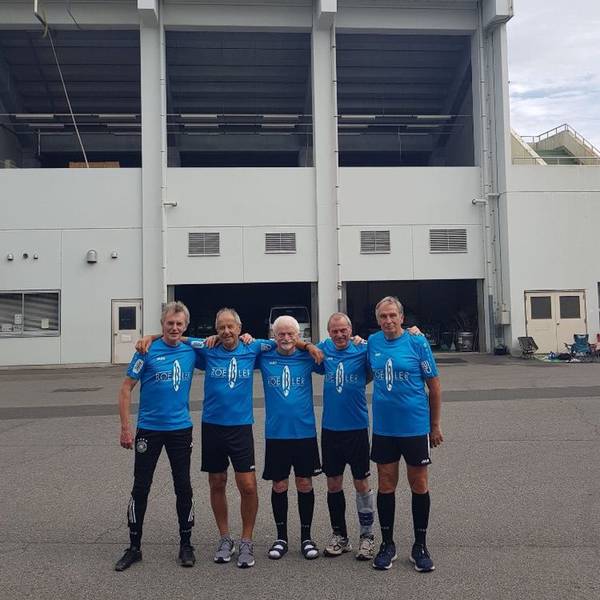 Gruppenbild vor dem Stadion.