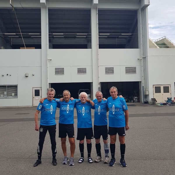 Gruppenbild vor dem Stadion.