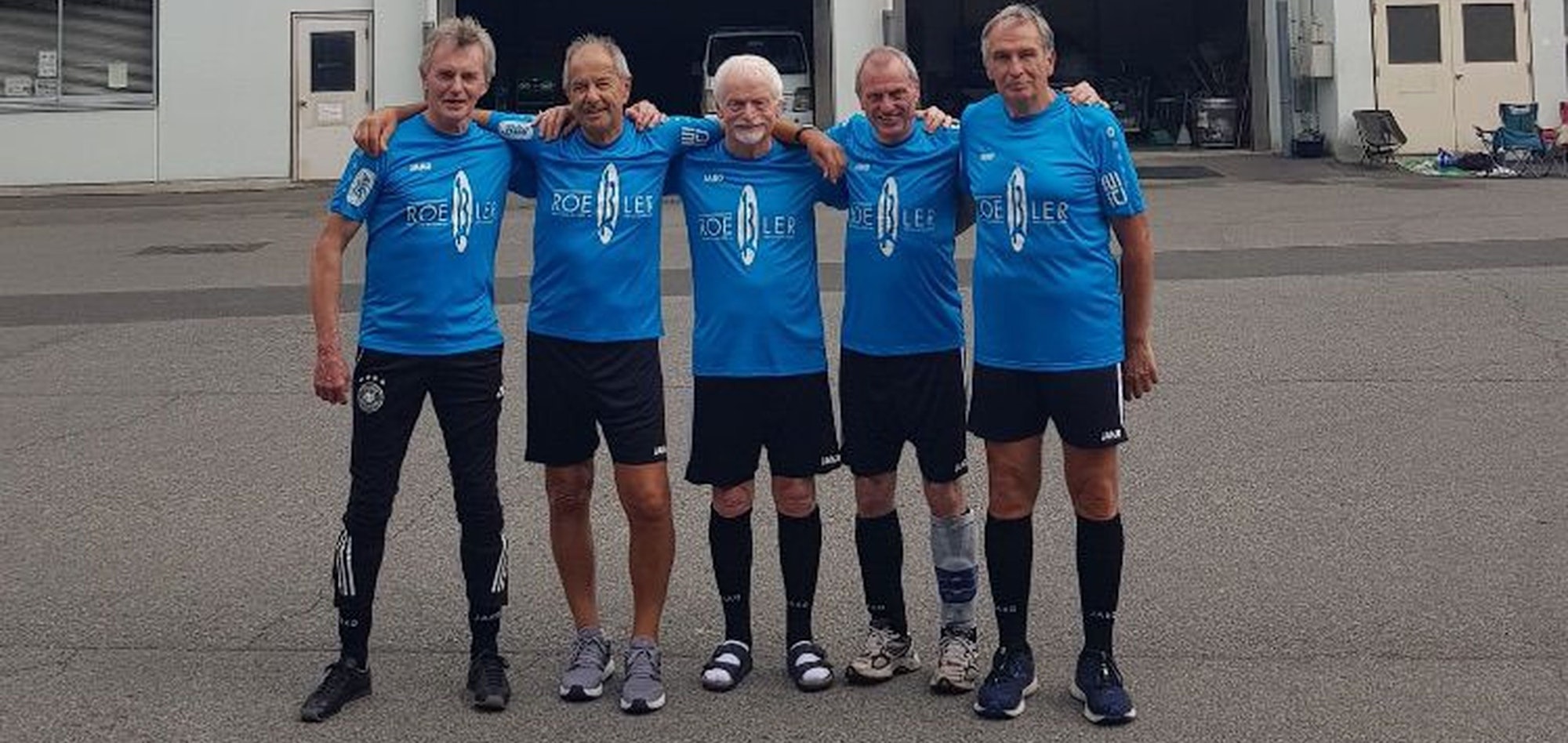Gruppenbild vor dem Stadion.