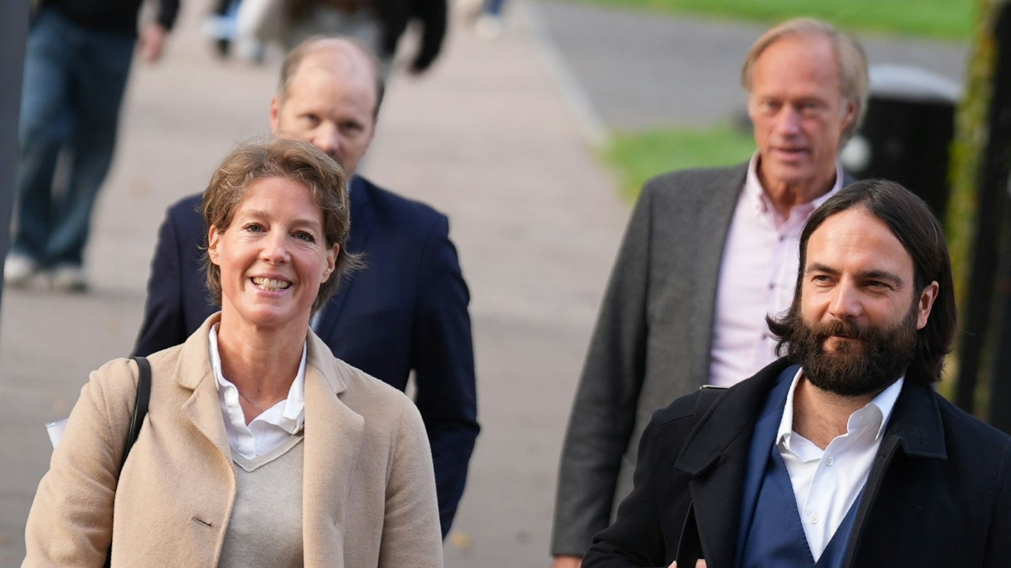 Christina Block und ihr Partner Gerhard Delling erscheinen zusammen mit ihren Anwälten vor dem Hamburger Landesgericht.