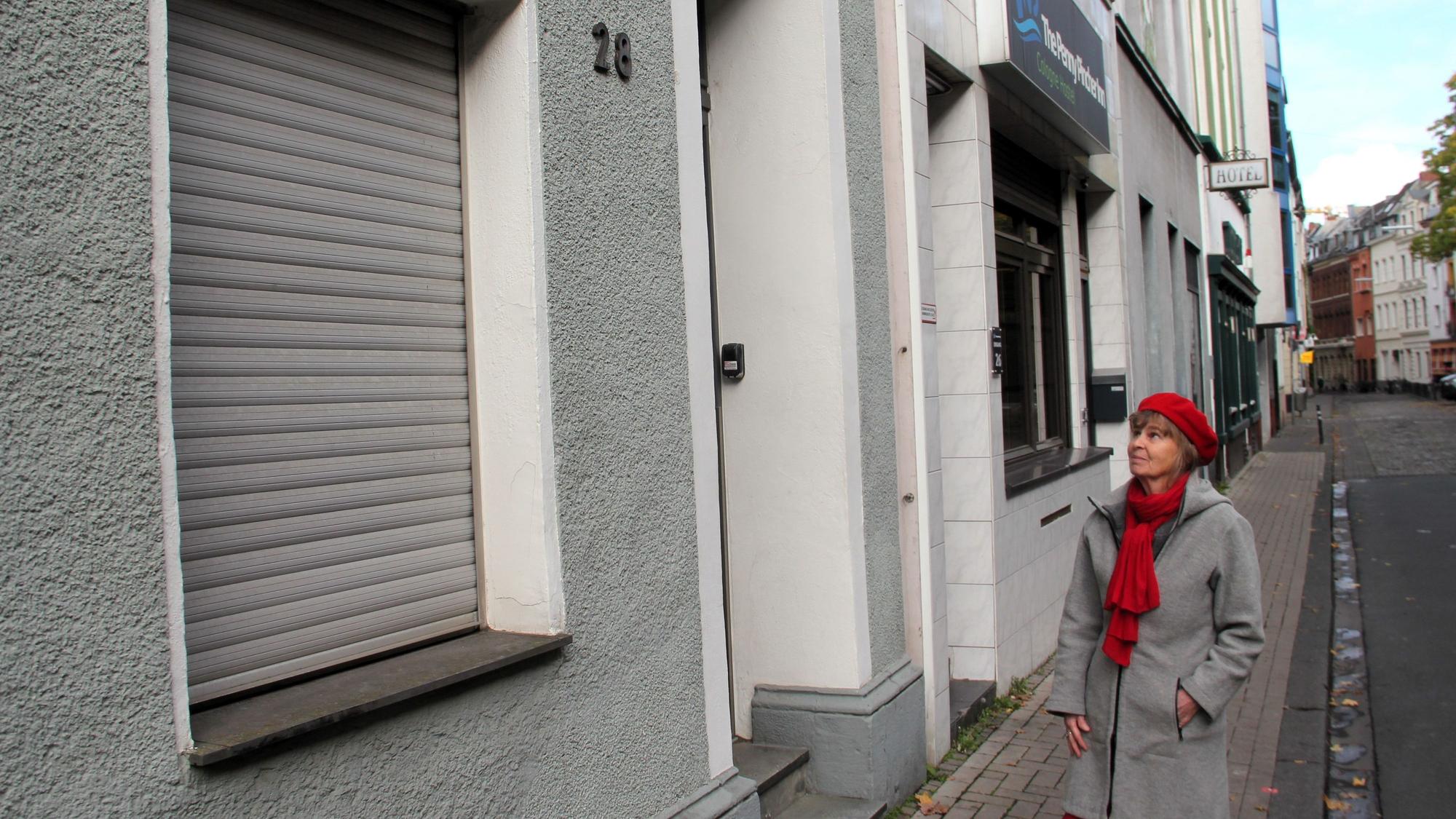 Ulla Stuckmann vor dem Haus auf der Deutzer Tempelstraße 28. Hier wird im kommenden Jahr im Angedenken an Stuckmanns Großvater Richard Feldmann ein Stolperstein verlegt.