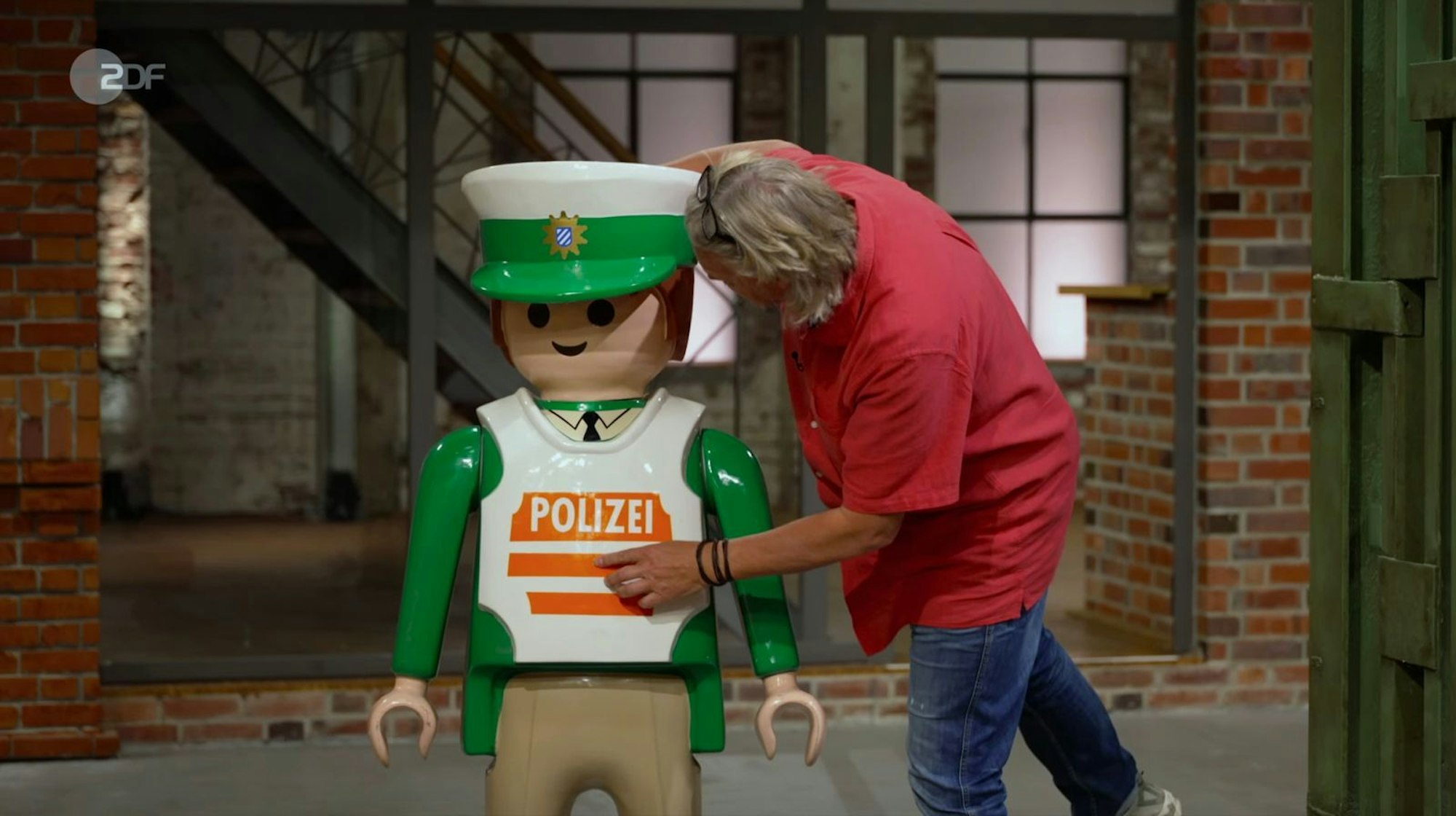 Im Händlerraum nahm Jos van Katwijk die Figur unter die Lupe. Doch er war nicht der einzige Interessierte. (Bild: ZDF)