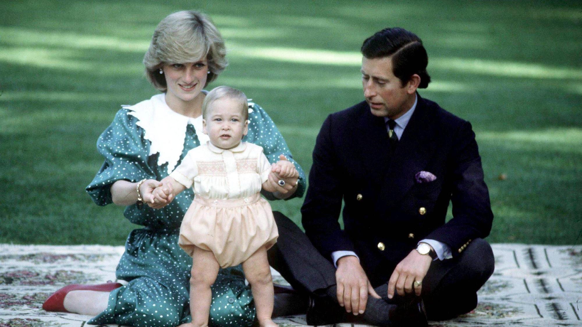 Der kleine Prinz William mit seinen Eltern Diana und Prinz Charles