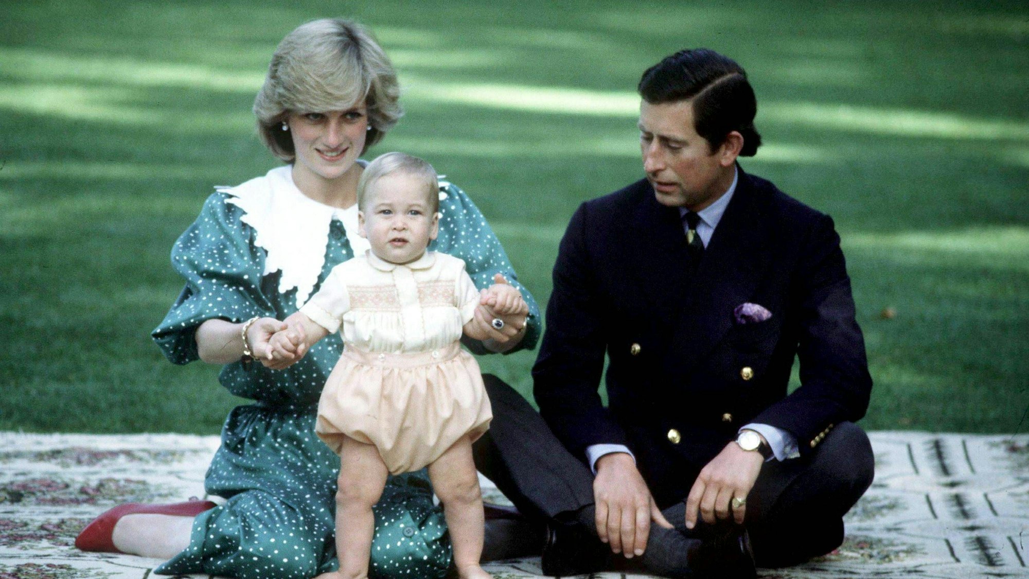 Der kleine Prinz William mit seinen Eltern Diana und Prinz Charles