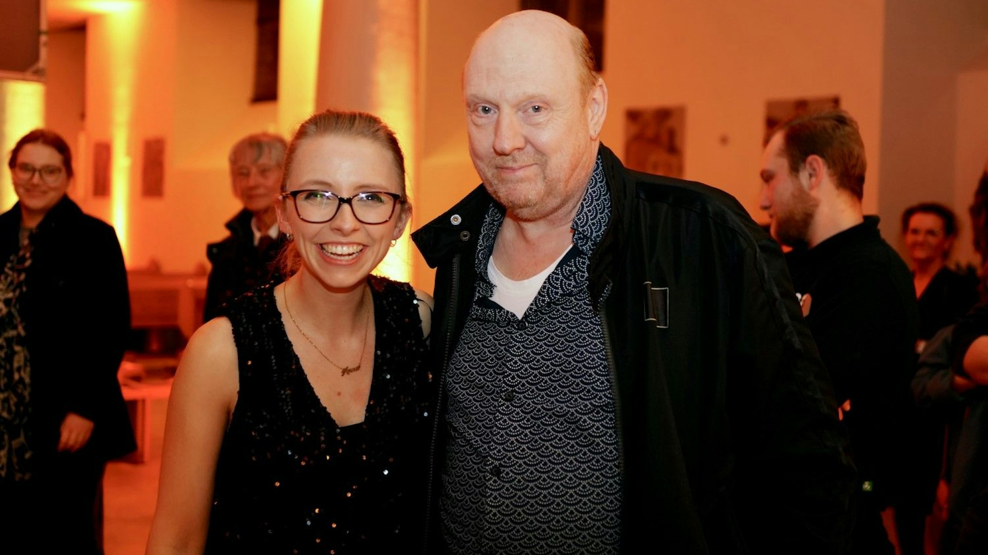 Anna Lapwood mit Frank Baquet, Leiter des Kunsthauses Troisdorf und Organisator des Orgelkonzerts.