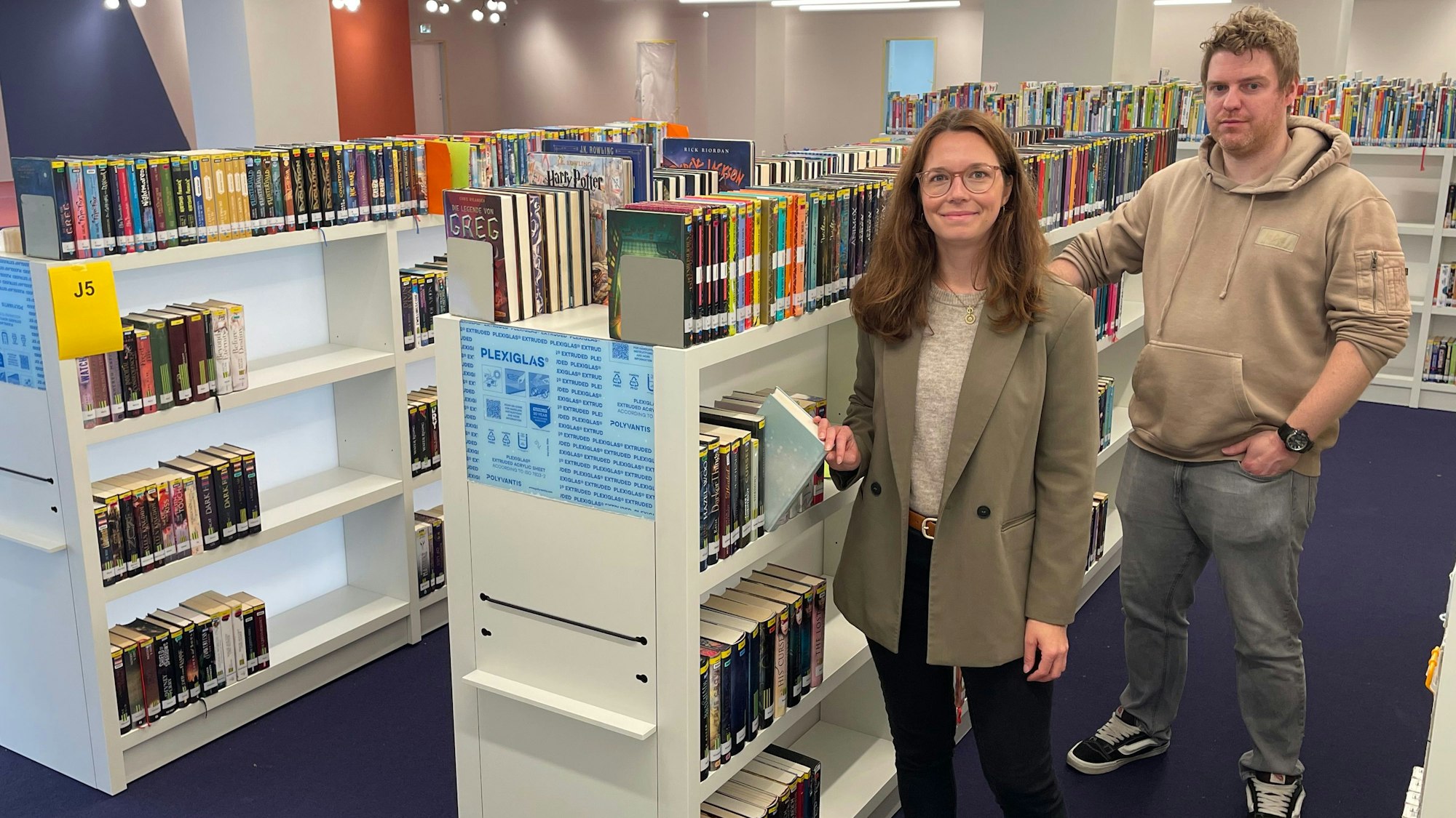Das Bibliotheks-Führungsduo Christian Bürgin und Katharina Scholl z sehen von links.