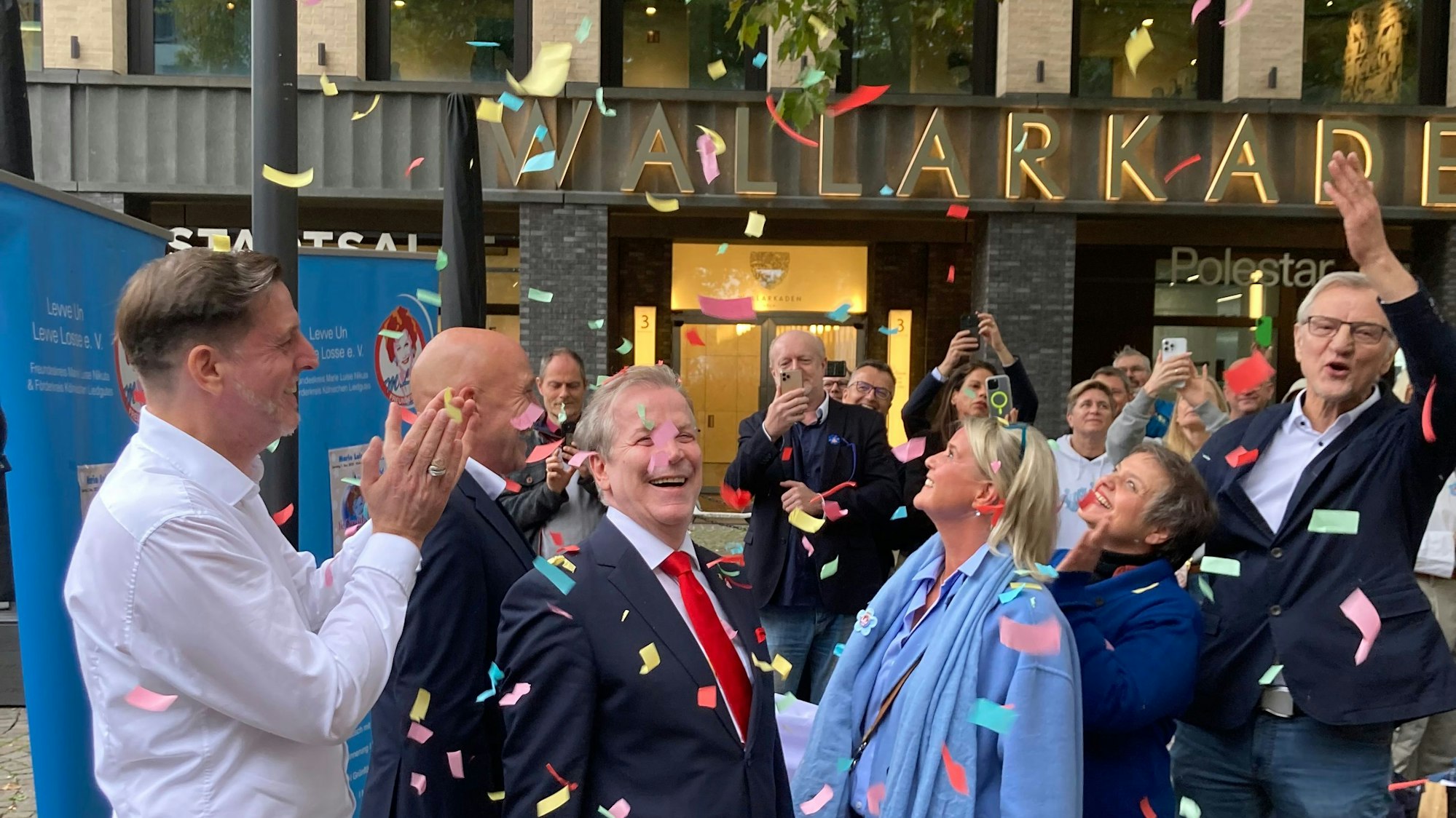 Feierliche Platzeinweihung mit (v. l.) André Schulze Isfort, René Klöver (Prinz René I. der Session 2025) von der Stattgarde Colonia Ahoj, Christoph Kuckelkorn, Andrea Nikuta-Meerloo, hinter ihr Bettina Mozadem und Andreas Hupke.