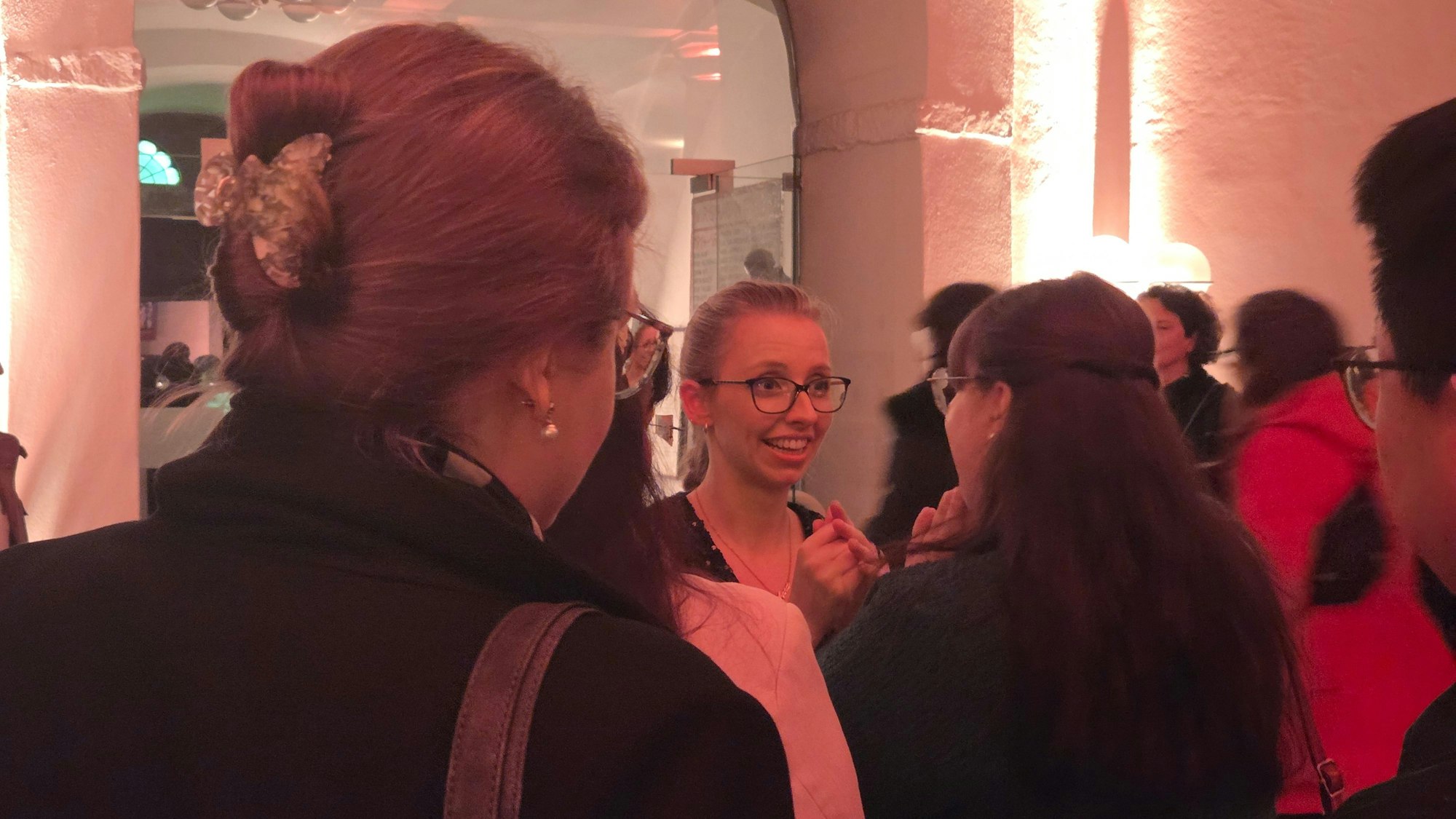 Eine lange Schlange an Fans bildete sich, die nach dem Konzert noch ein Autogramm oder ein Foto von Anna Lapwood ergattern wollten.