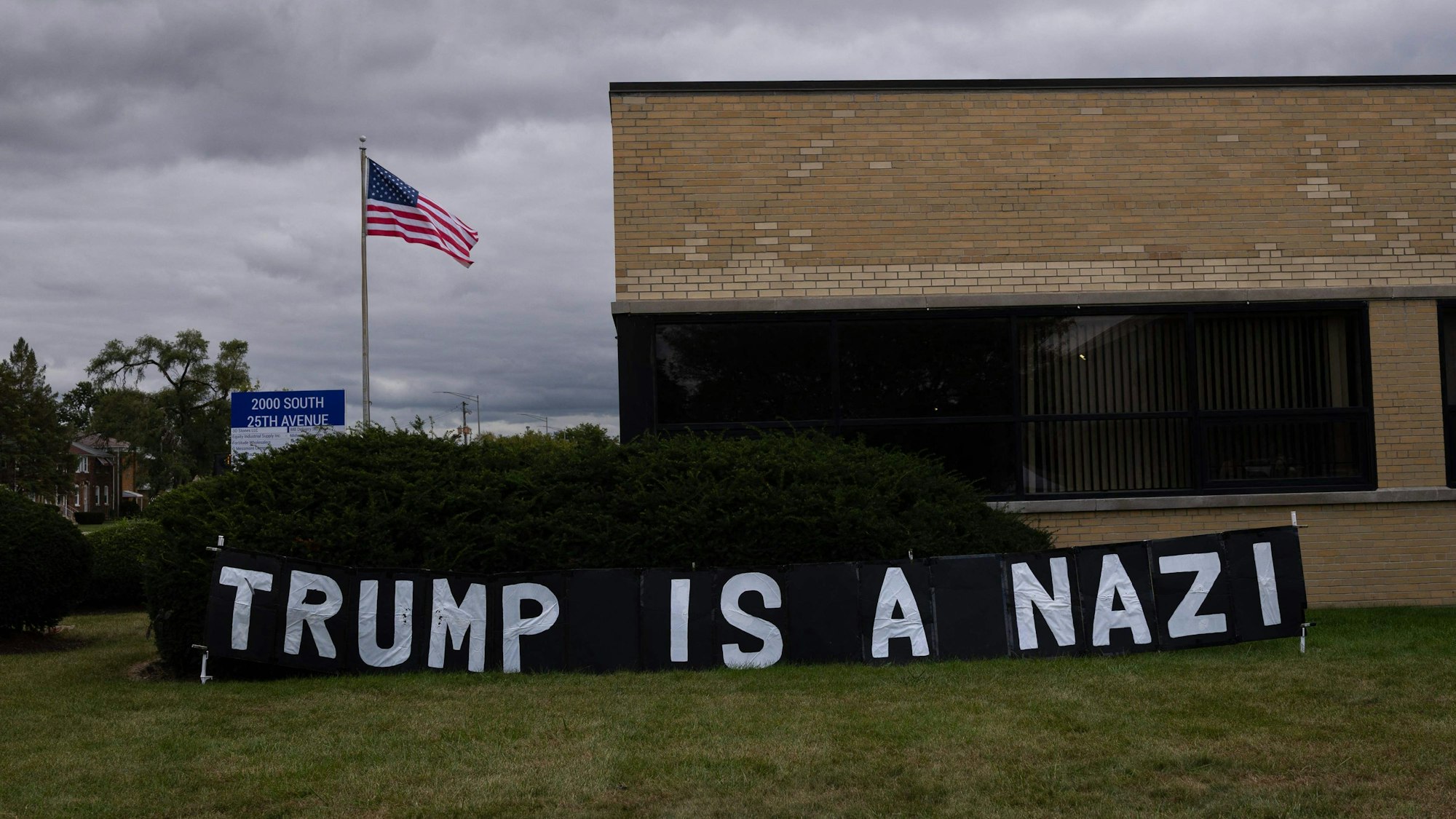 Ein Banner mit der Aufschrift „Trump ist ein Nazi“ hängt vor einem ICE-Gebäude in Broadview nahe der Metropole Chicago. (Archivbild)