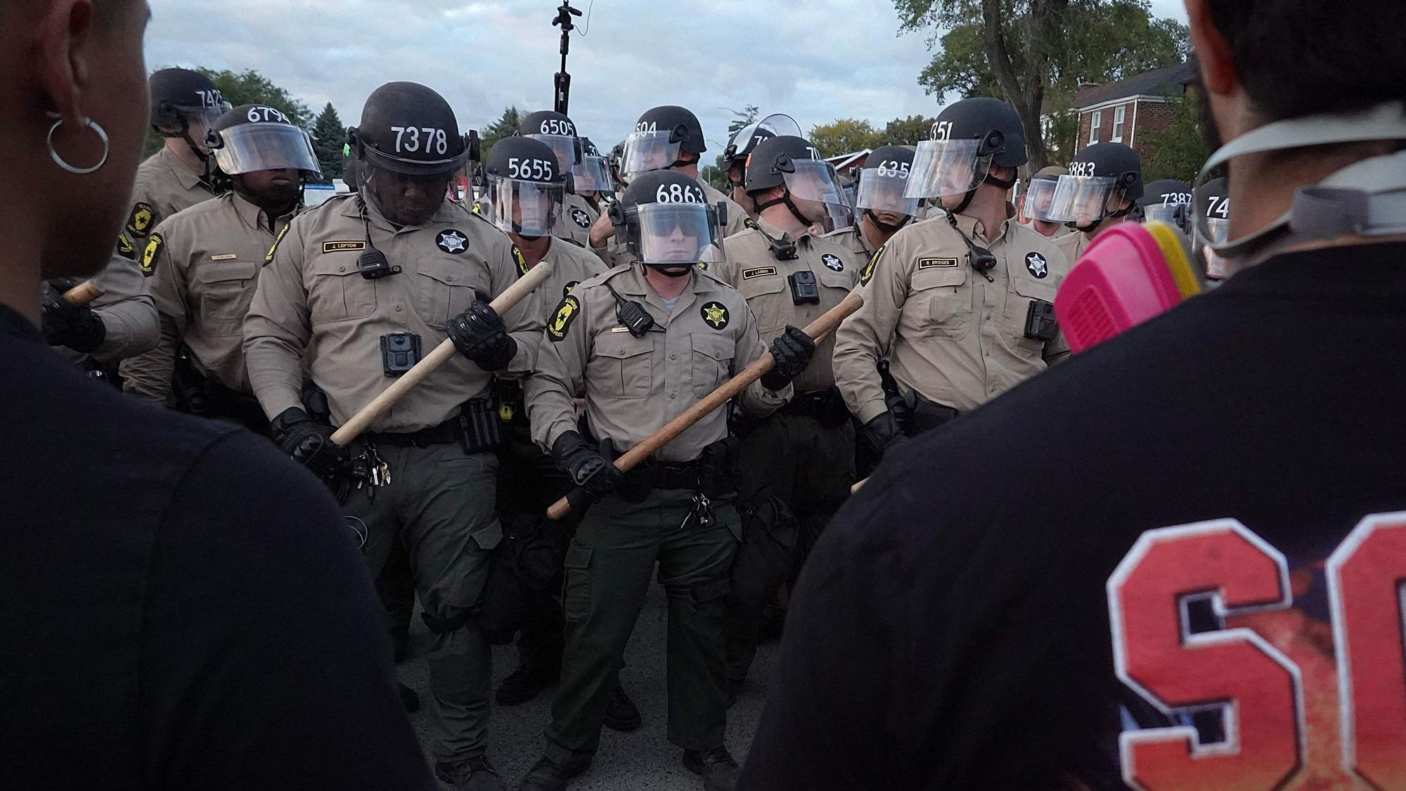 Polizisten stellen sich Demonstranten in Broadview, Illinois, in den Weg. (Archivbild)