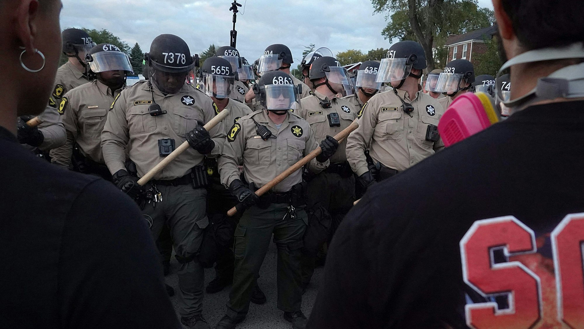 Polizisten stellen sich Demonstranten in Broadview, Illinois, in den Weg. (Archivbild)