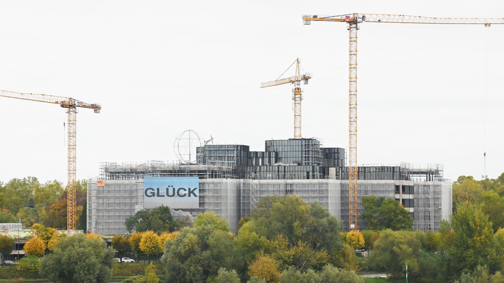 Das DEVK-Hochhaus wird derzeit saniert.