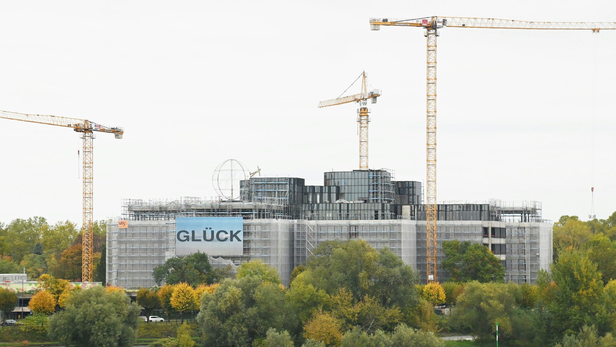 Das DEVK-Hochhaus wird derzeit saniert.