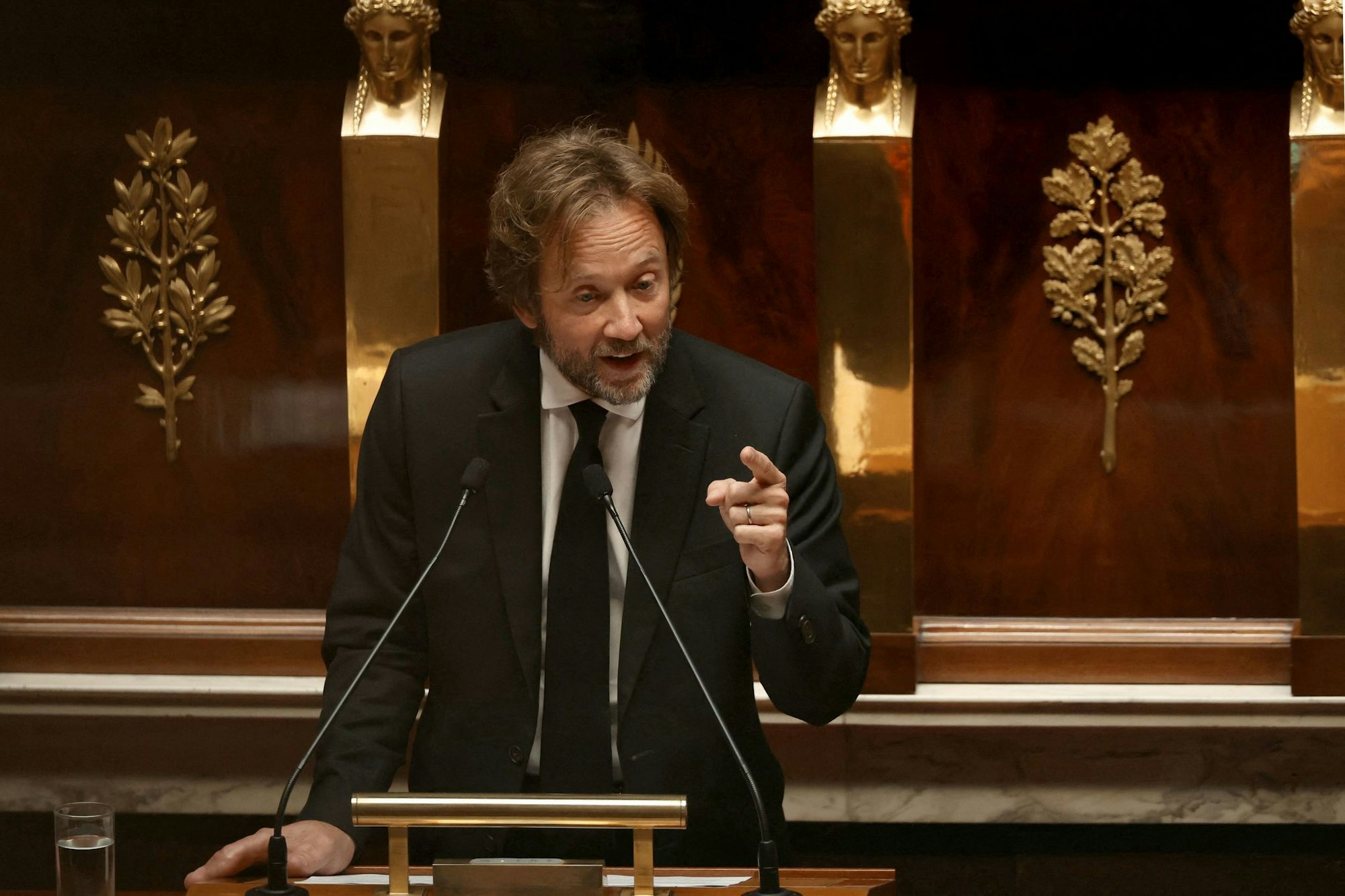 Der Fraktionschef von Frankreichs Sozialisten, Boris Vallaud, stellt sich in der politischen Krise hinter die Regierung.