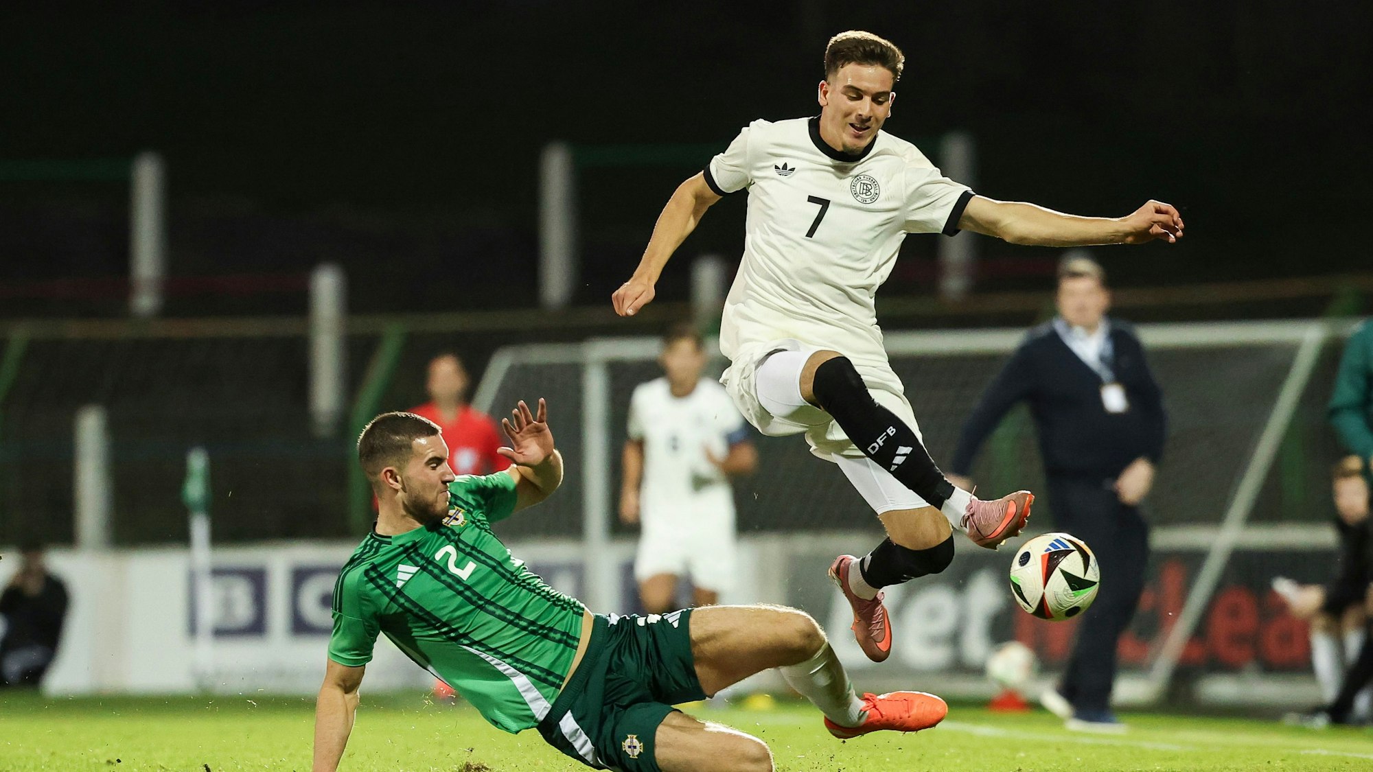 Das Bild zeigt Said El Mala (Deutschland, r) und Tommy Fogarty (Nordirland) beim Spiel ihrer U21-Nationalmannschaften. Foto: Christian Charisius/dpa