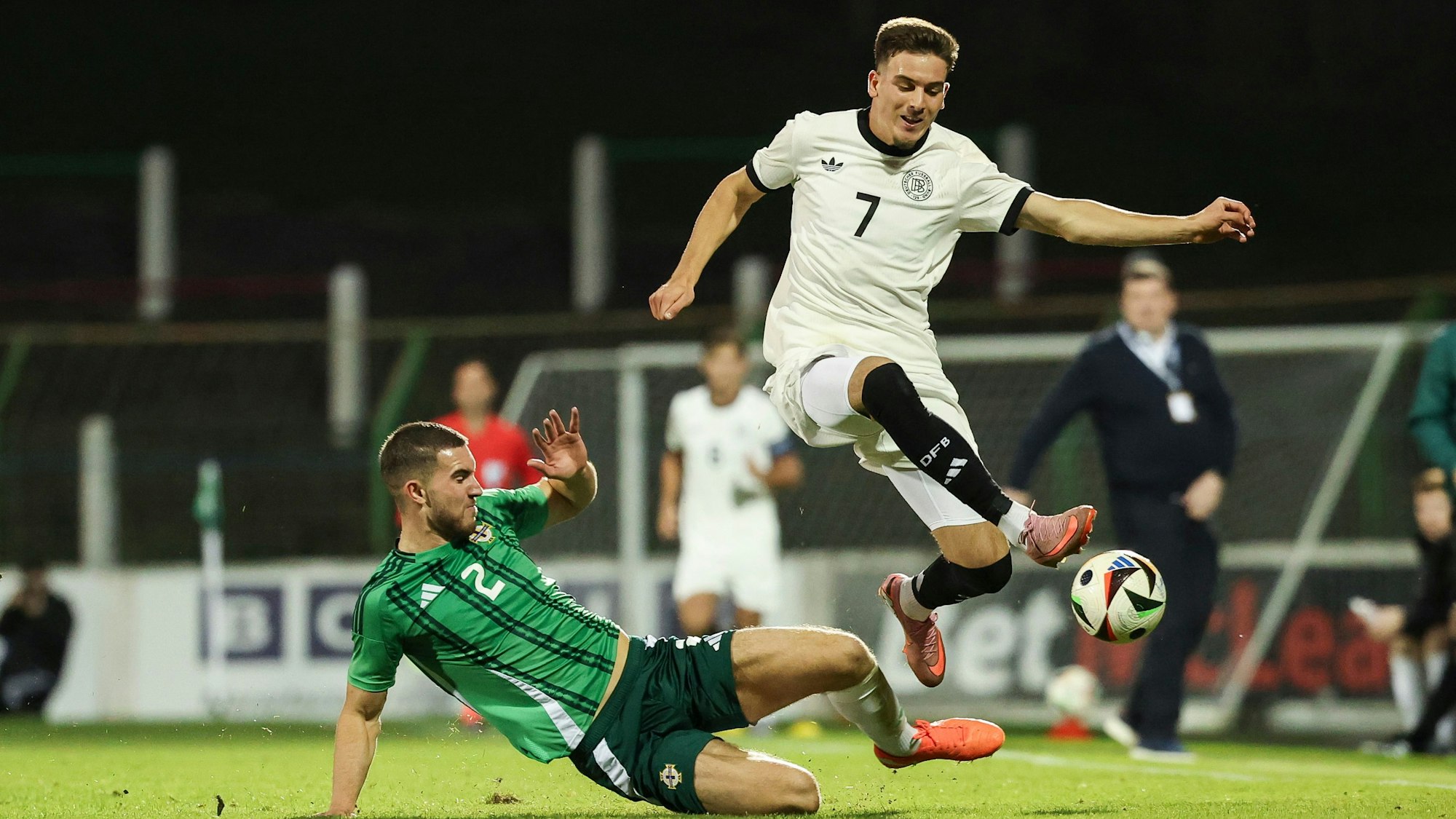 14.10.2025, Großbritannien, Belfast: Fußball, U21 Männer: EM-Qualifikation, Nordirland - Deutschland, 1. Runde, Gruppe F, 3. Spieltag, The Oval, Said El Mala (Deutschland, r) und Tommy Fogarty (Nordirland) kämpfen um den Ball. Foto: Christian Charisius/dpa +++ dpa-Bildfunk +++