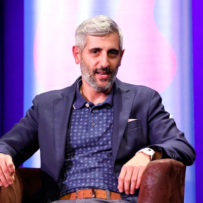 Autor Michel Abdollahi bei der Lit.Cologne Spezial Veranstaltung zur Vorstellung seines Buchs Es ist unser Land in der Volksbühne im Rudolfplatz.