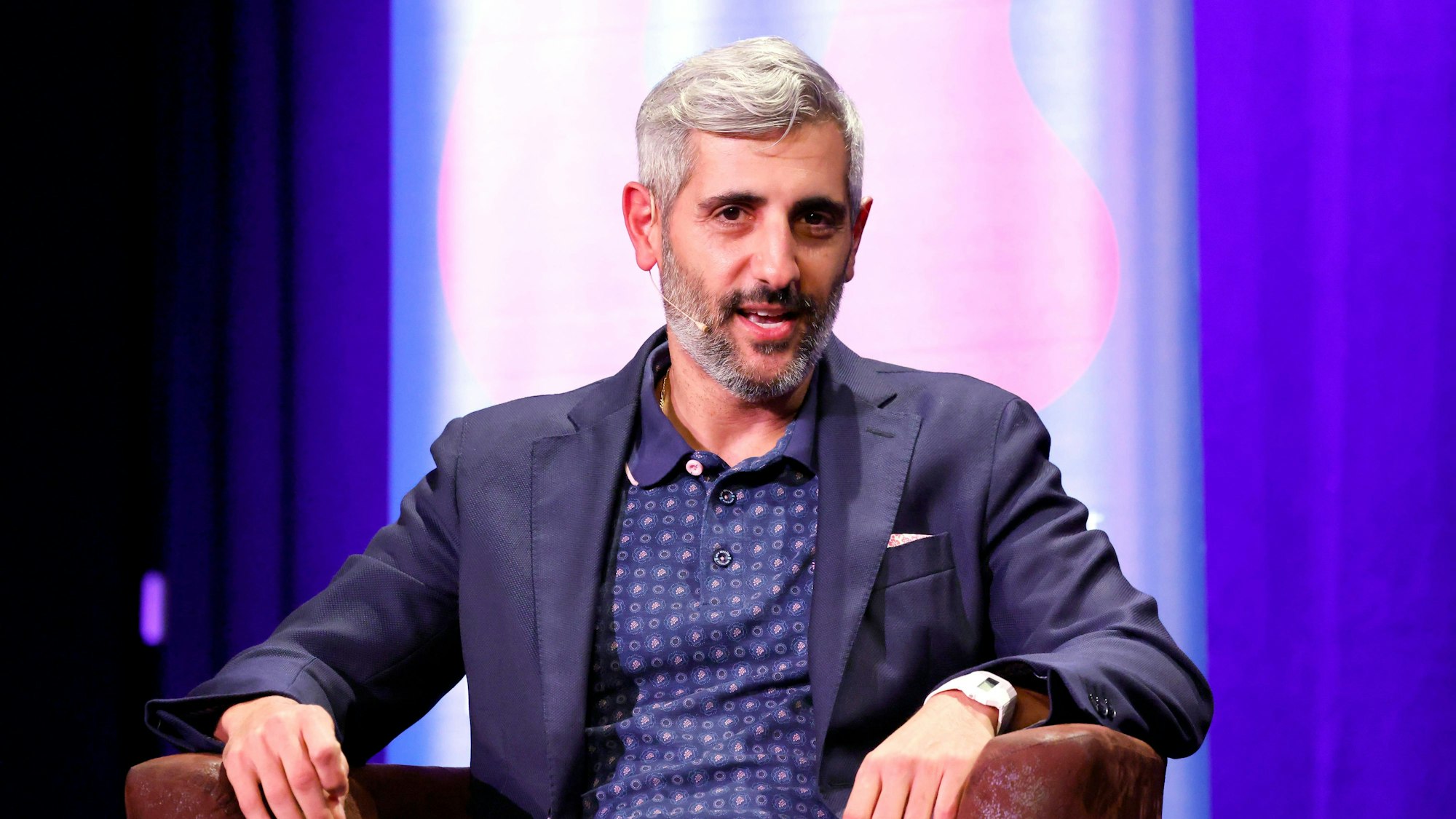 Autor Michel Abdollahi bei der Lit.Cologne Spezial Veranstaltung zur Vorstellung seines Buchs Es ist unser Land in der Volksbühne im Rudolfplatz.